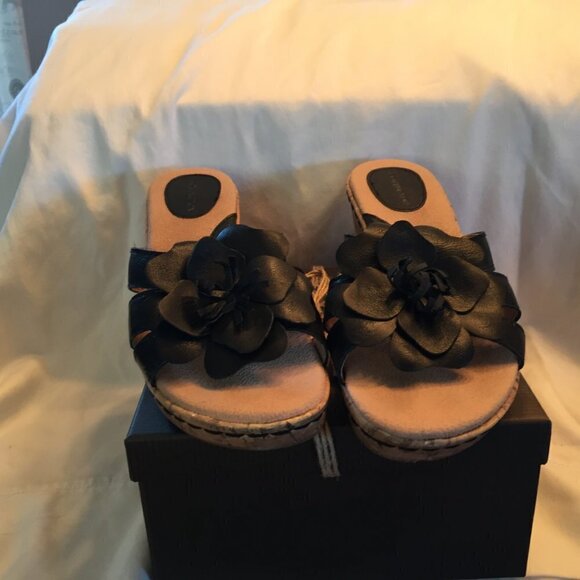 Covington Leather Flower Wedge Sandal size 8 1/2 - Picture 2 of 7